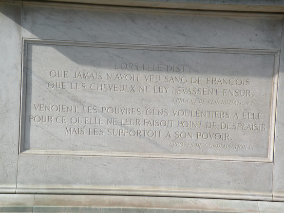  inscription sur le socle de la statue de Jeanne d'Arc, Saint-Augustins